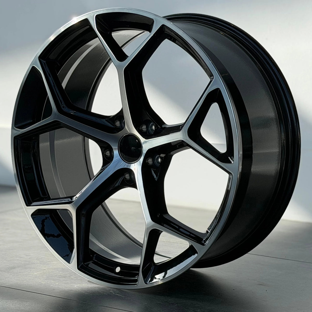 MU32A 21X9 5X112 ET26 BLACK MACHINED FACE