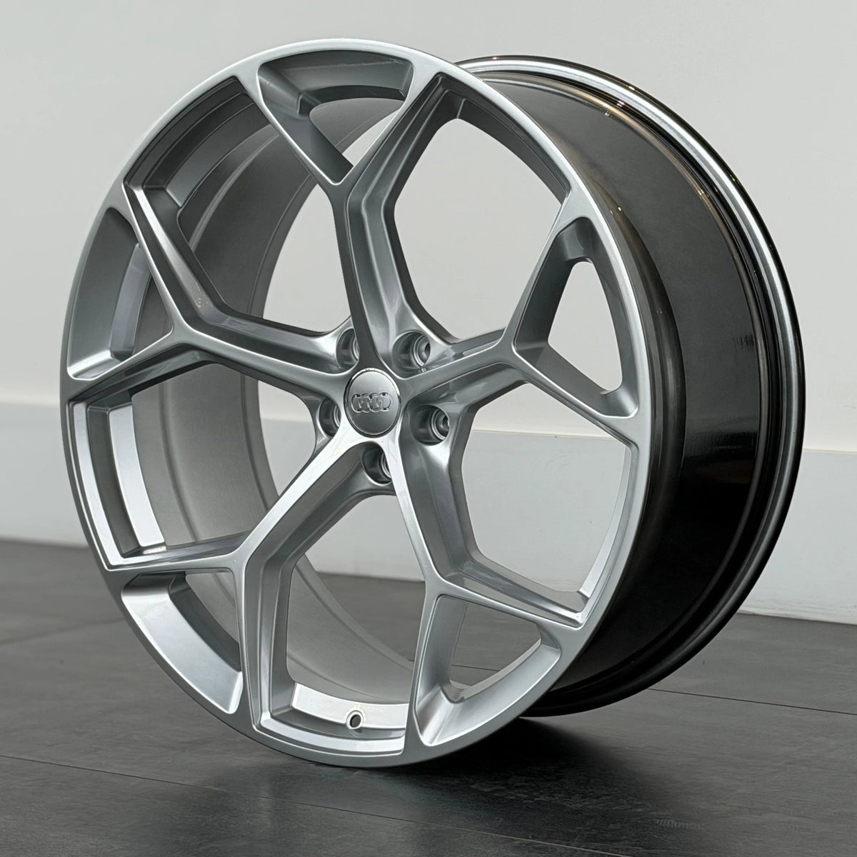 MU32A 23X10 5X112 ET26 HYPER SILVER