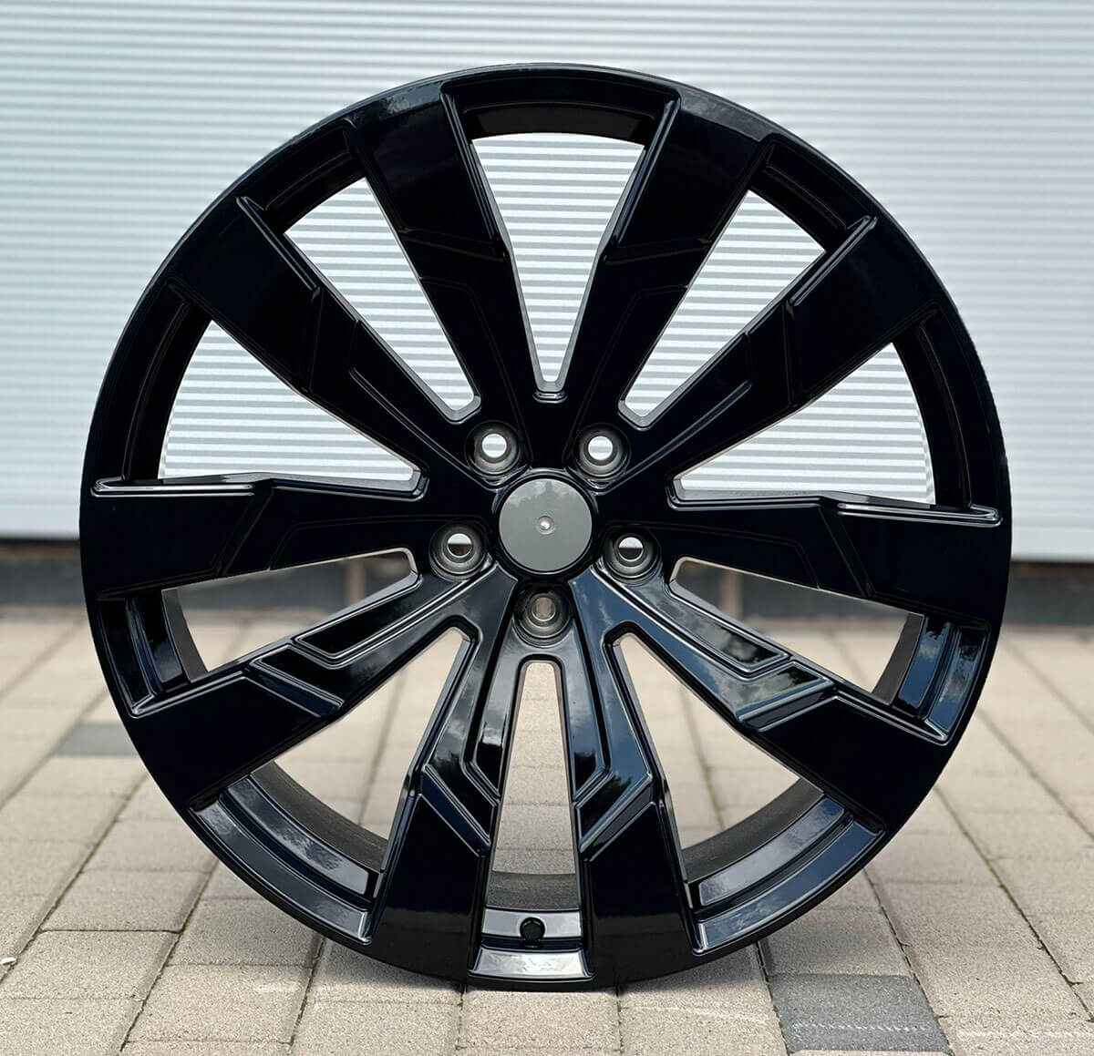 MU20L 22X10 5X120 ET40 BLACK MACHINED FACE
