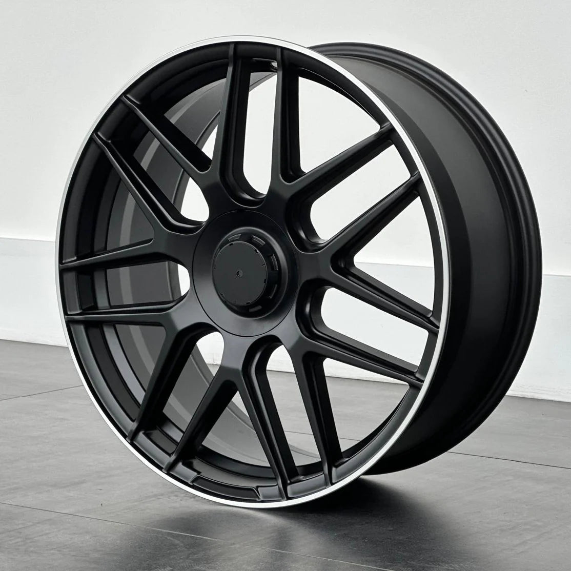 MU01M 19X8.5 5X112 ET38 BLACK MACHINED LIP