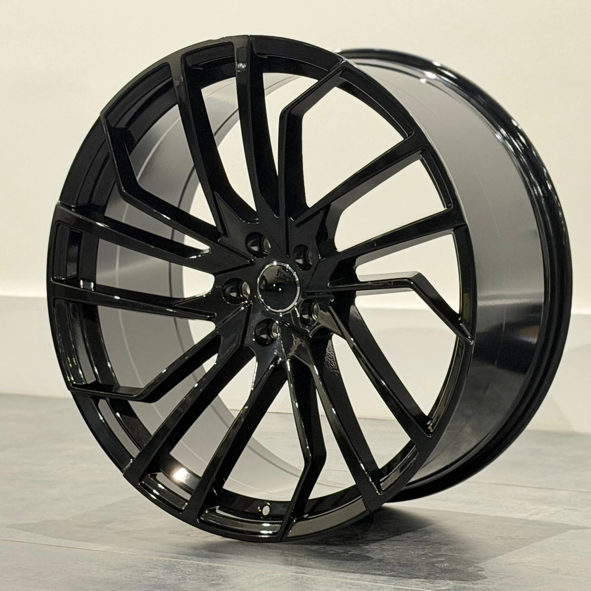 MU37A 22X10 5X112 ET30 GLOSS BLACK